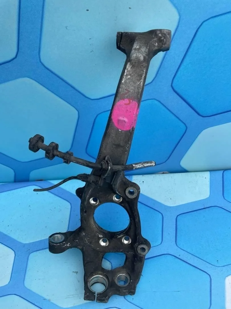 Кулак поворотный передний правый Audi Q5 2008-2012 8R