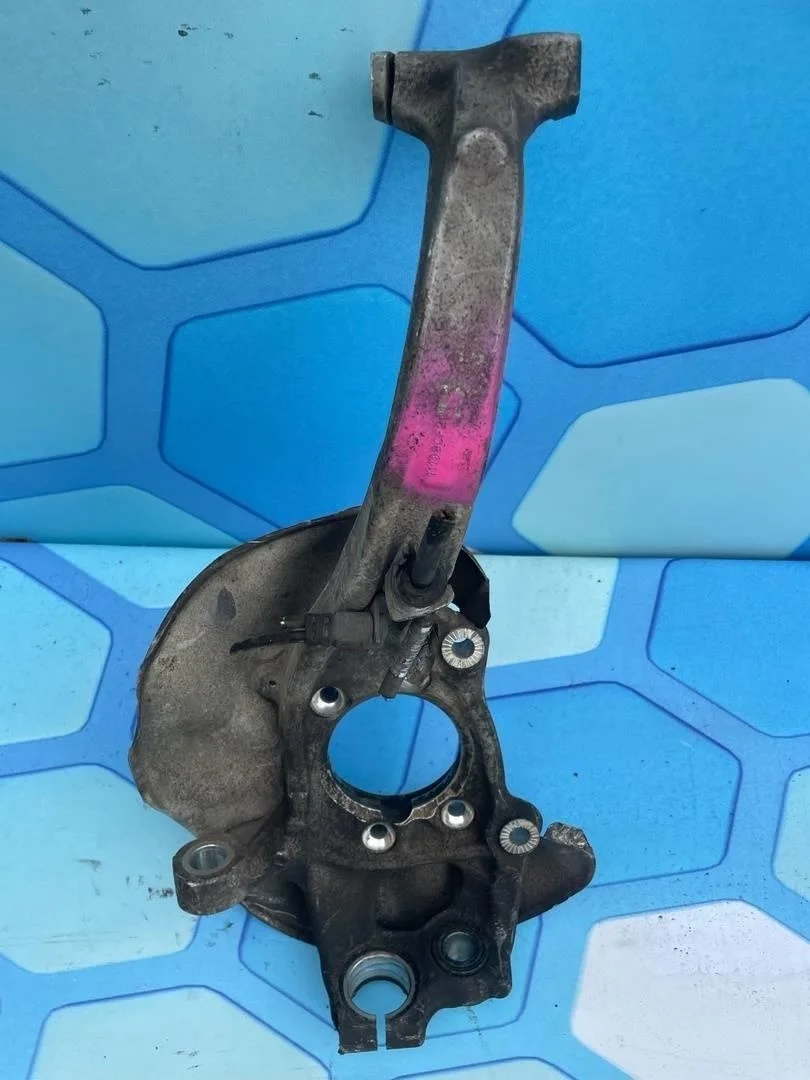 Кулак поворотный передний правый Audi Q5 2008-2012 8R