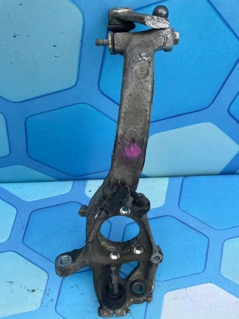 Кулак поворотный передний правый Audi Q5 2008-2012 8R