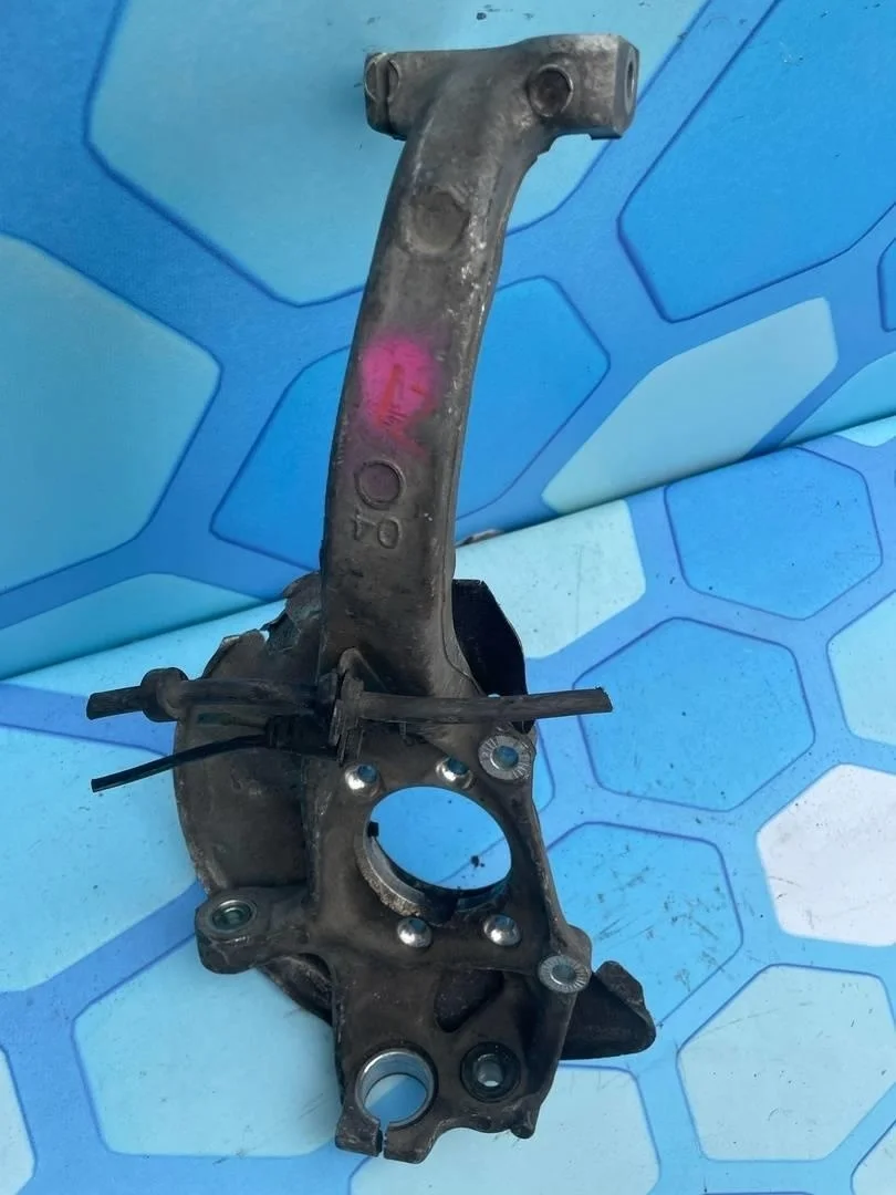 Кулак поворотный передний правый Audi Q5 2008-2012 8R