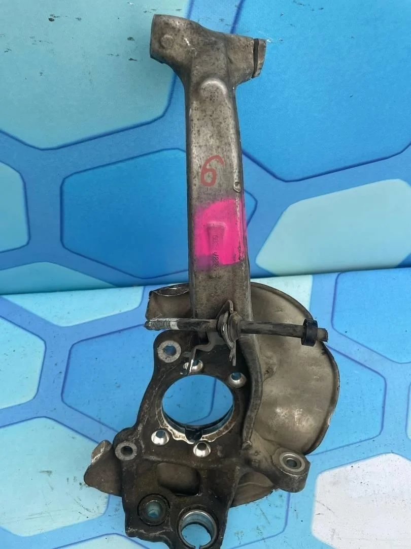 Кулак поворотный передний левый Audi Q5 2008-2012 8R