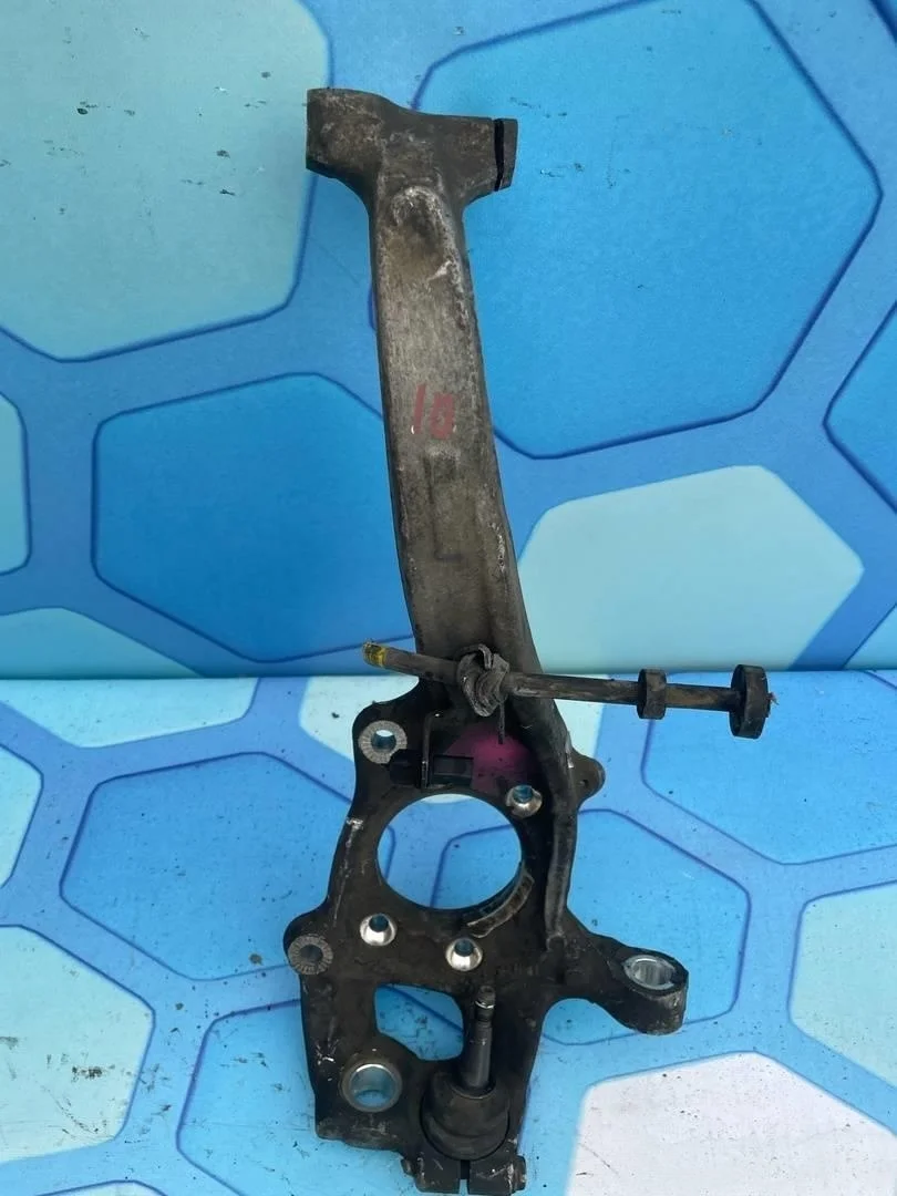 Кулак поворотный передний левый Audi Q5 2008-2012 8R