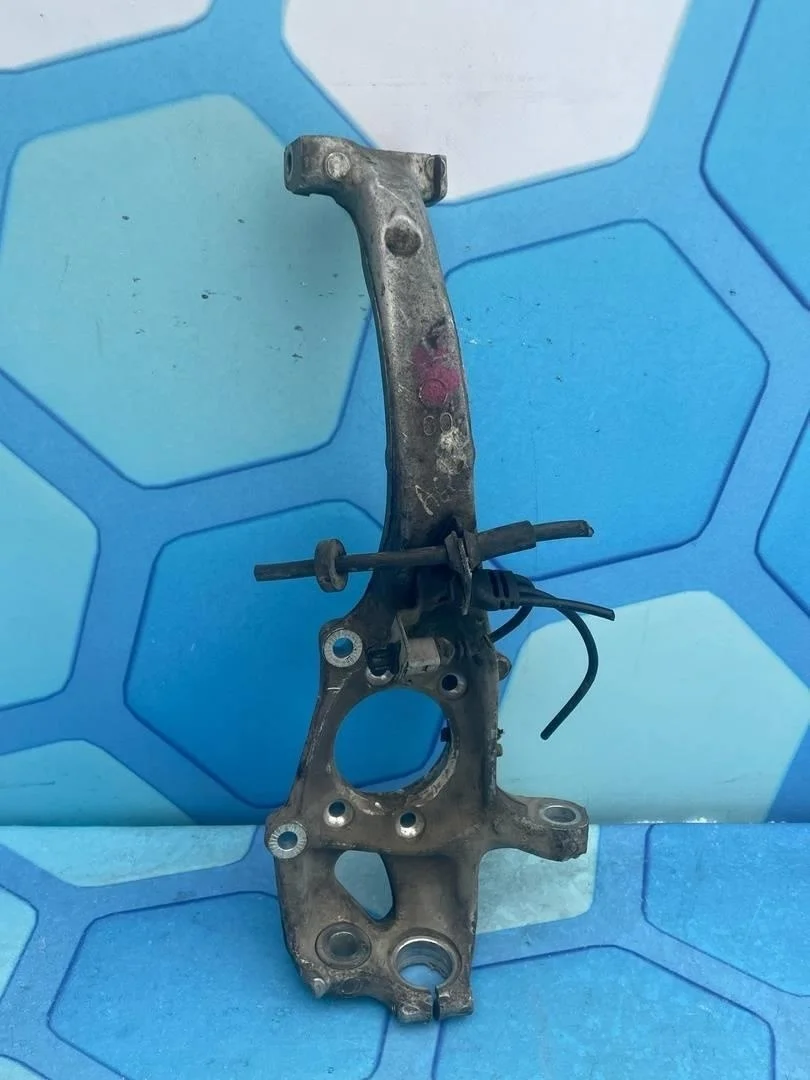 Кулак поворотный передний левый Audi Q5 2008-2012 8R