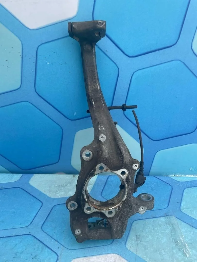 Кулак поворотный передний правый Audi Q5 2008-2012 8R