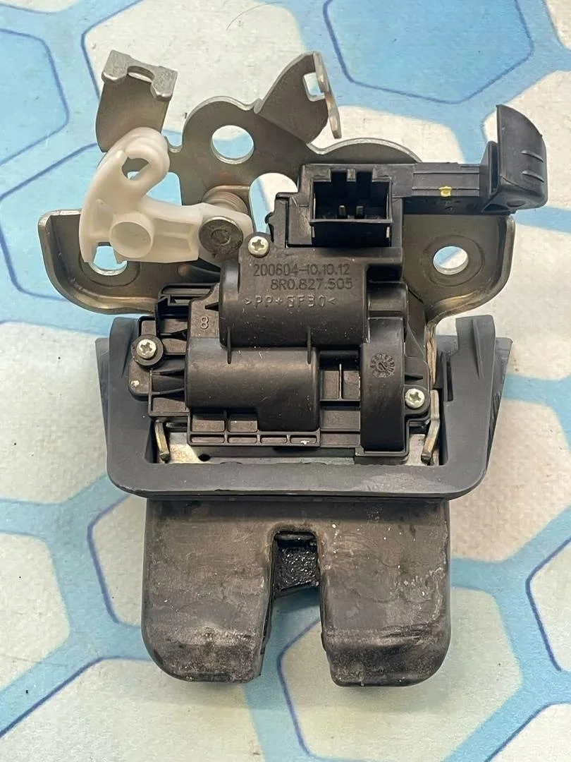 Замок багажника защелка Audi Q5 2008-2012 8R