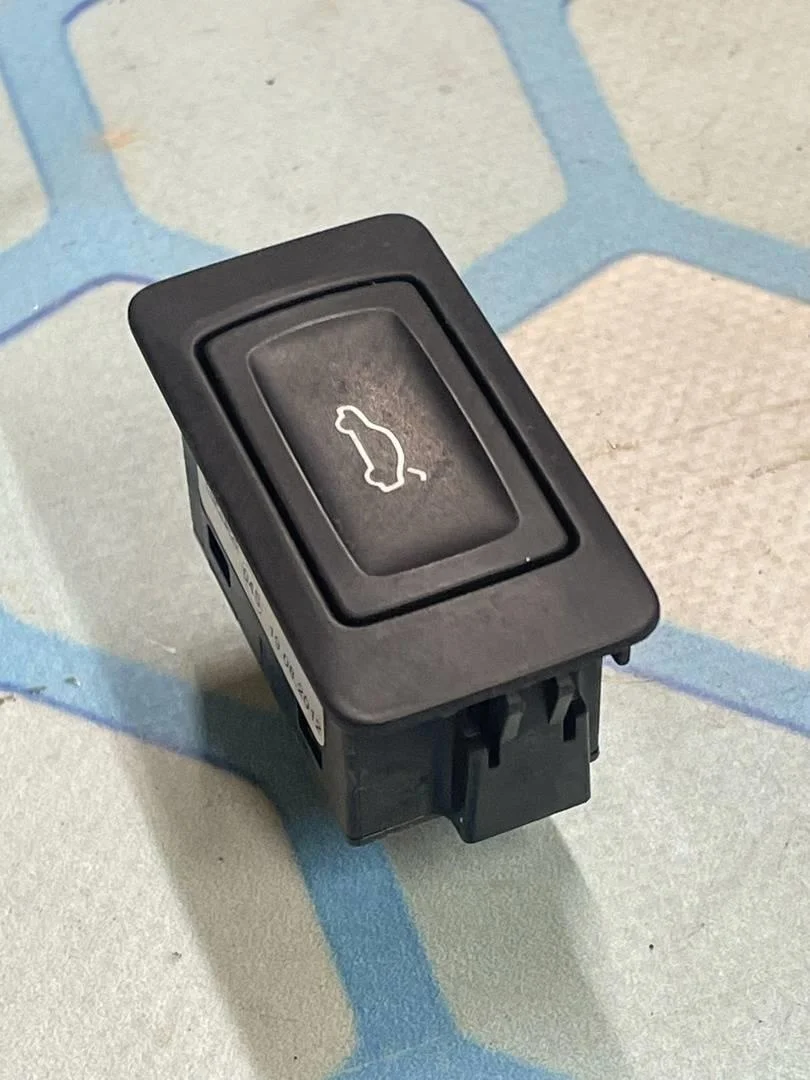 Кнопка открывания багажника Audi Q5 2008-2012 8R