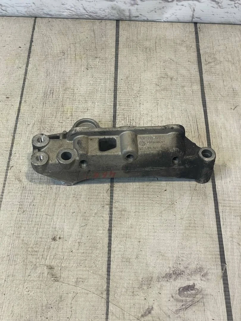Кронштейн двигателя правый Seat Altea 2004-2015
