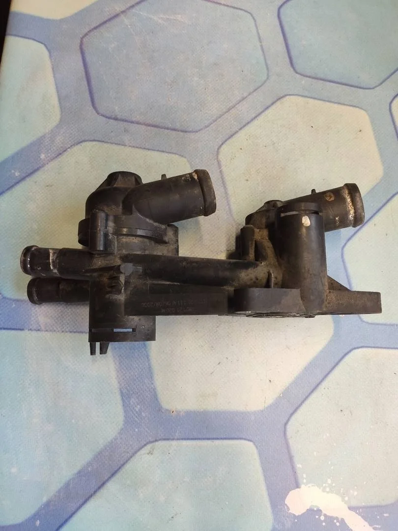 Корпус термостата Skoda Fabia 2 2007-2015