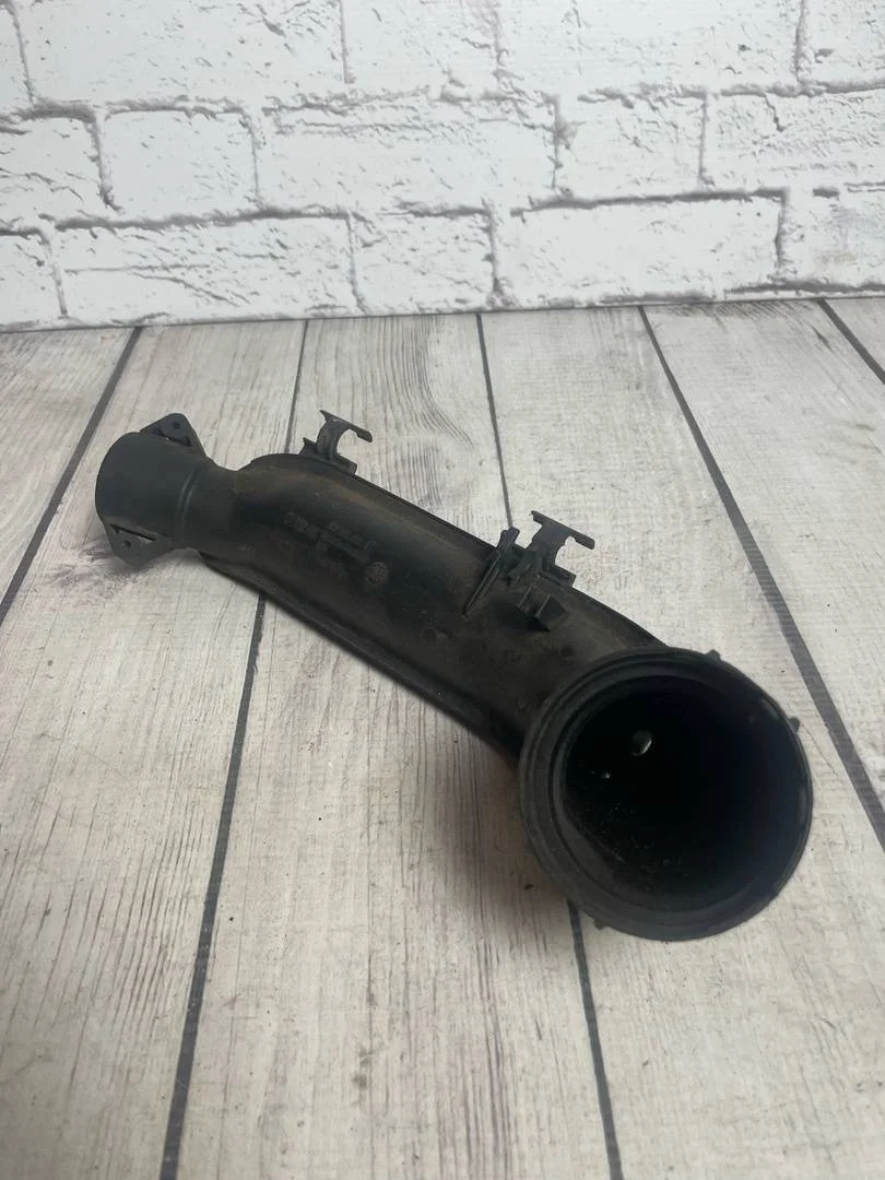 Патрубок воздуховод двс Skoda Fabia 2 2007-2015