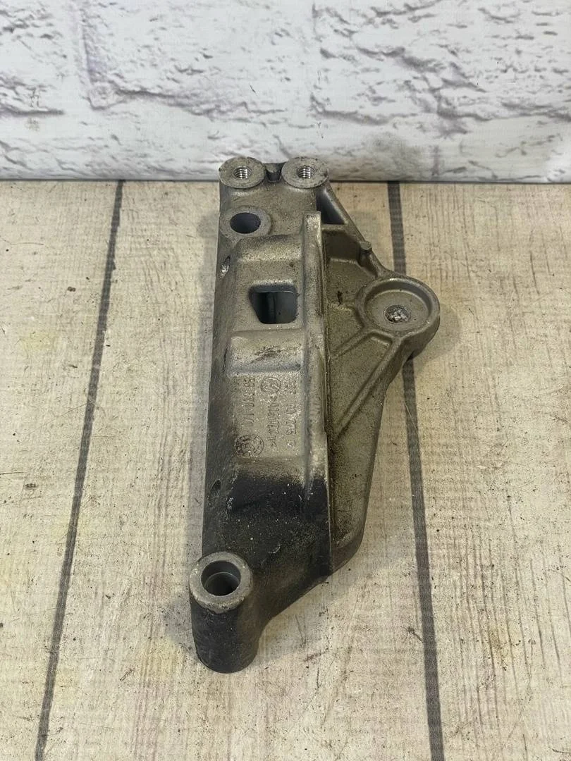 Кронштейн двигателя правый Skoda Fabia 2 2007-2015