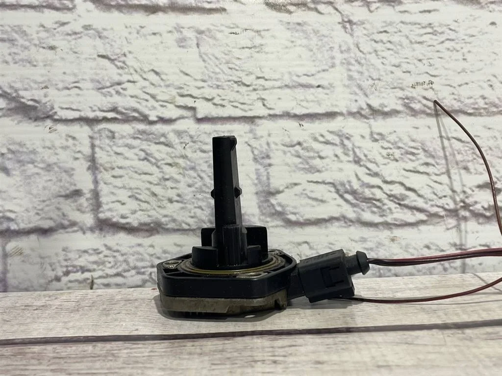 Датчик уровня масла Skoda Octavia 2004-2013 A5