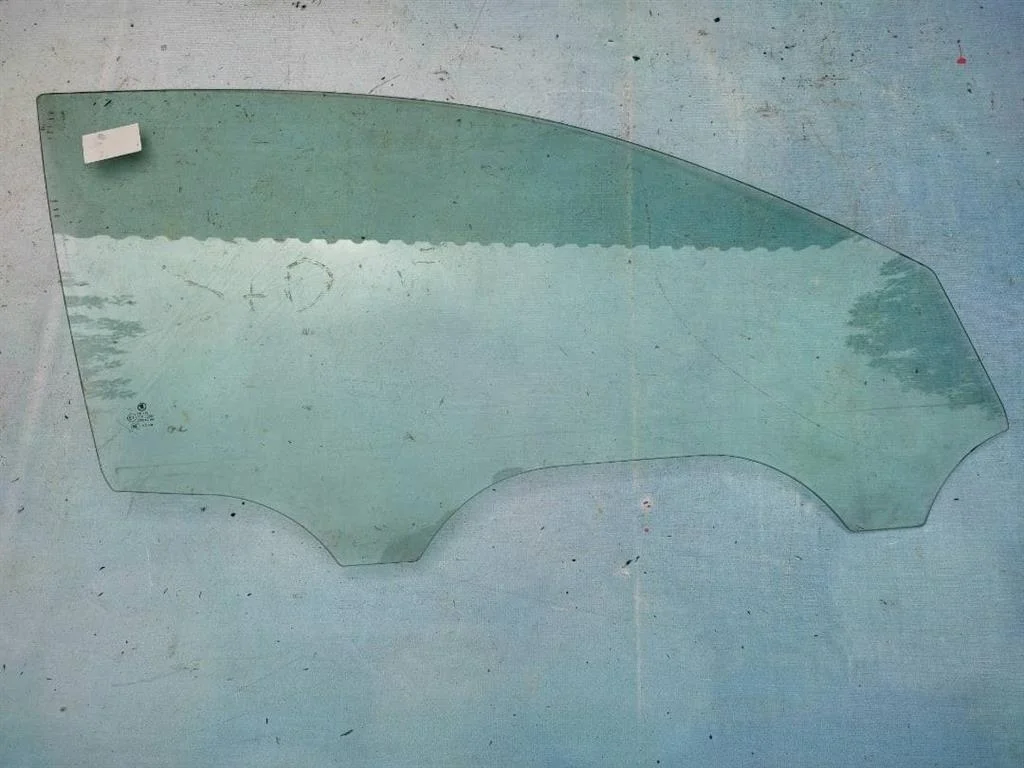 Стекло двери переднее правое Skoda Superb 1 2002-2008