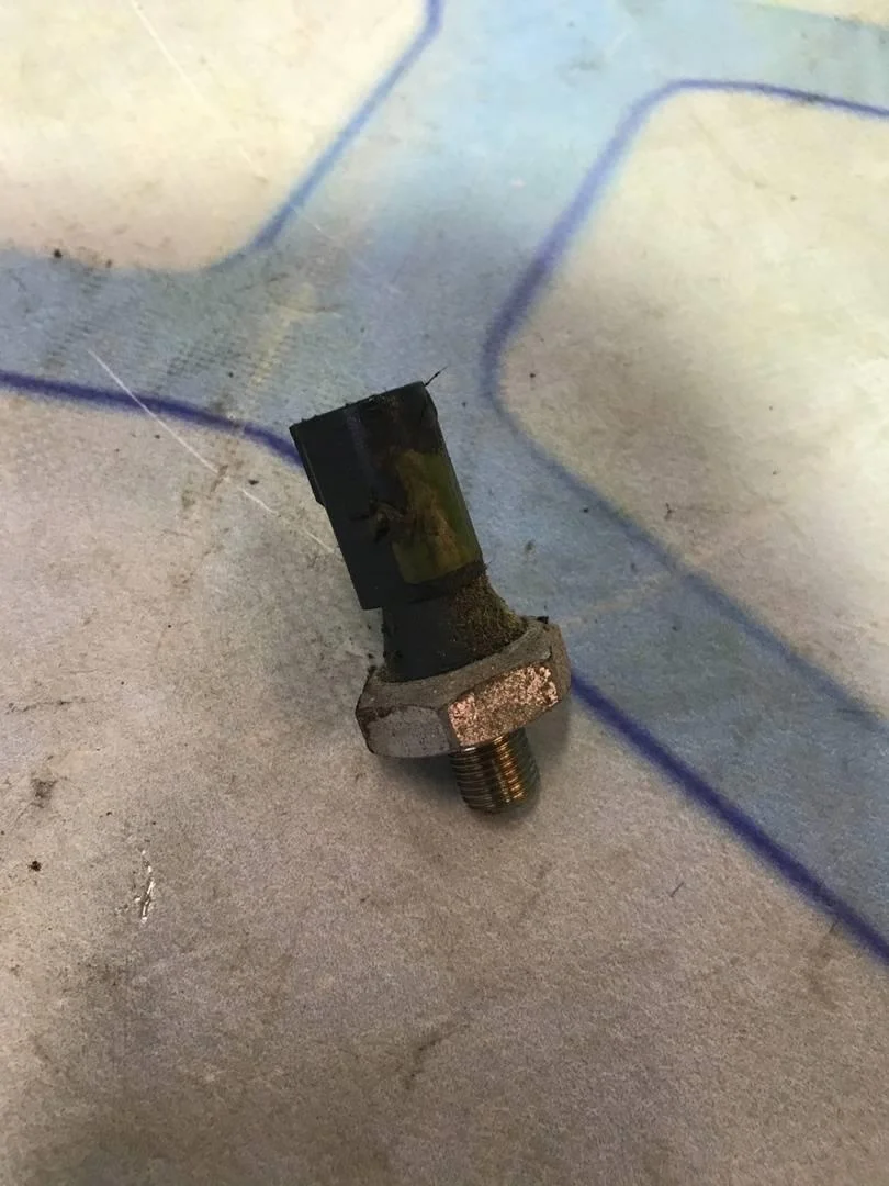 Датчик давления масла Skoda Yeti 2014-..