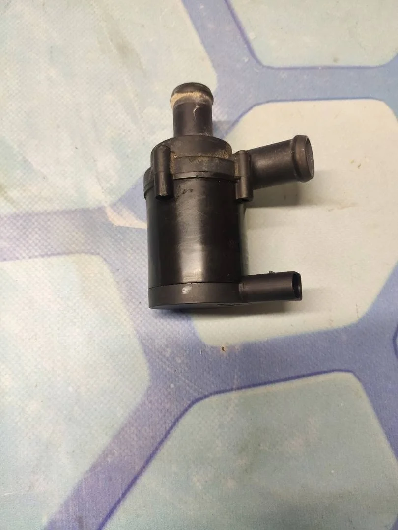 Насос водяной дополнительный Skoda Yeti 2014-..