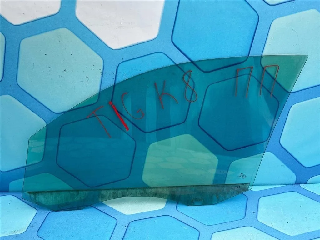 Стекло двери переднее правое VW Tiguan 1 2007-2011