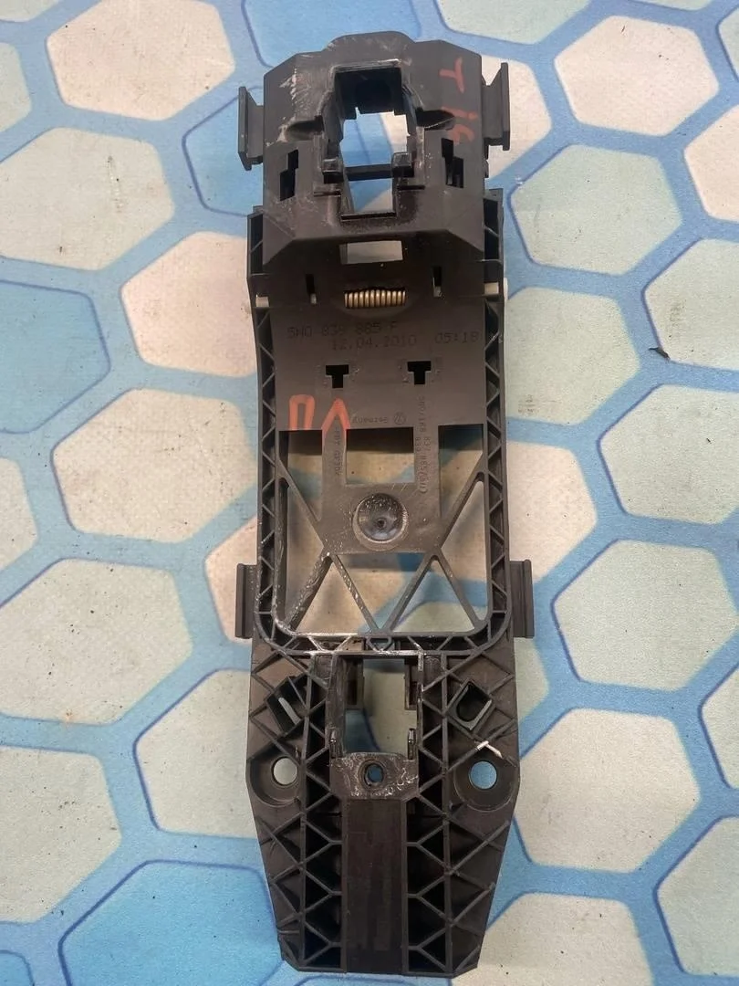 Кронштейн ручки двери VW Tiguan 1 2007-2011