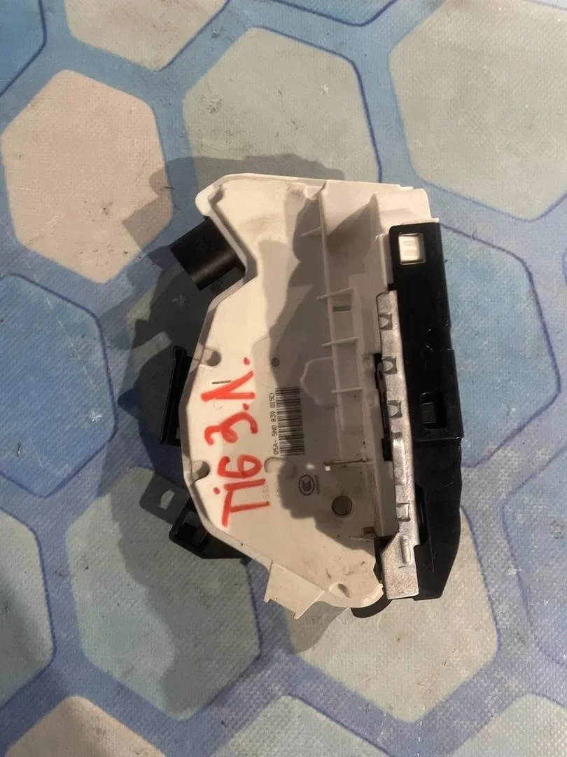 Замок двери задней левой VW Tiguan 1 2007-2011