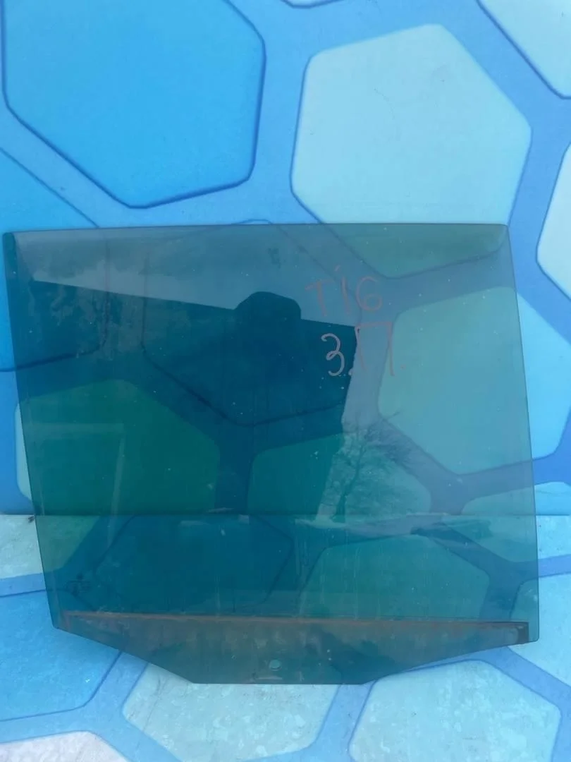 Стекло двери заднее правое седан VW Tiguan 1 2007-2011