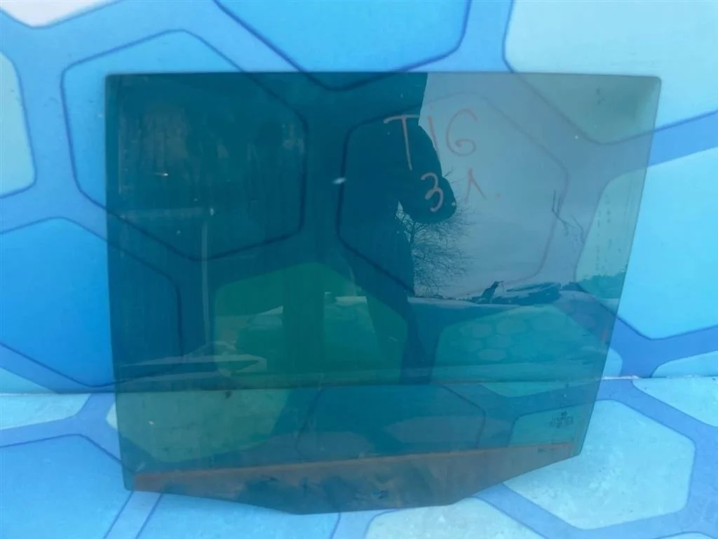 Стекло двери заднее левое седан VW Tiguan 1 2007-2011