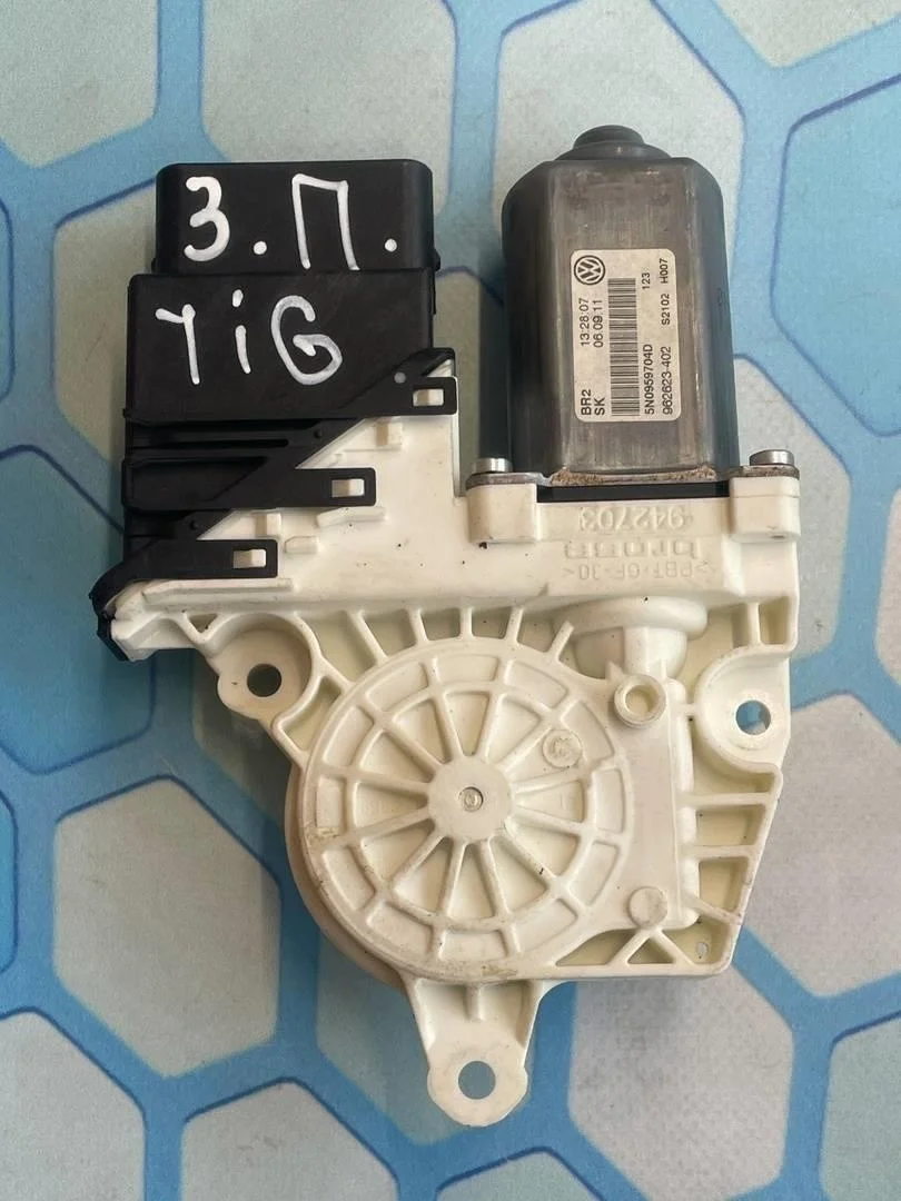 Моторчик стеклоподъемника задний правый VW Tiguan 1 2007-2011