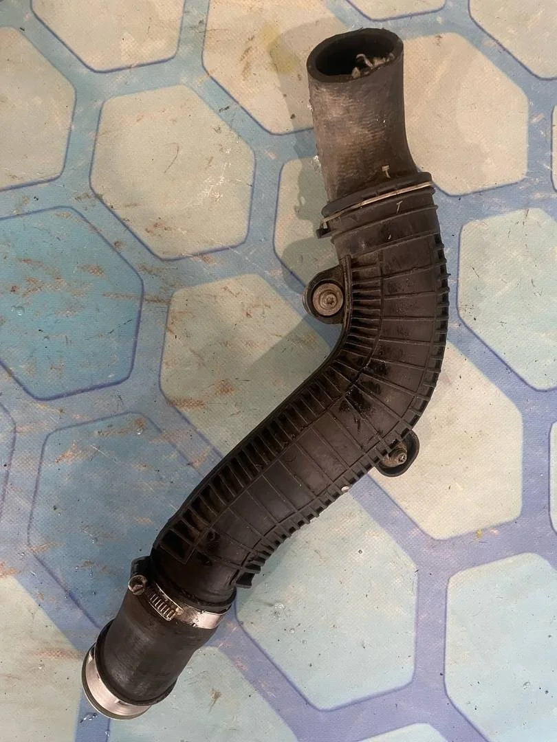 Патрубок интеркулера VW Tiguan 1 2011-2016