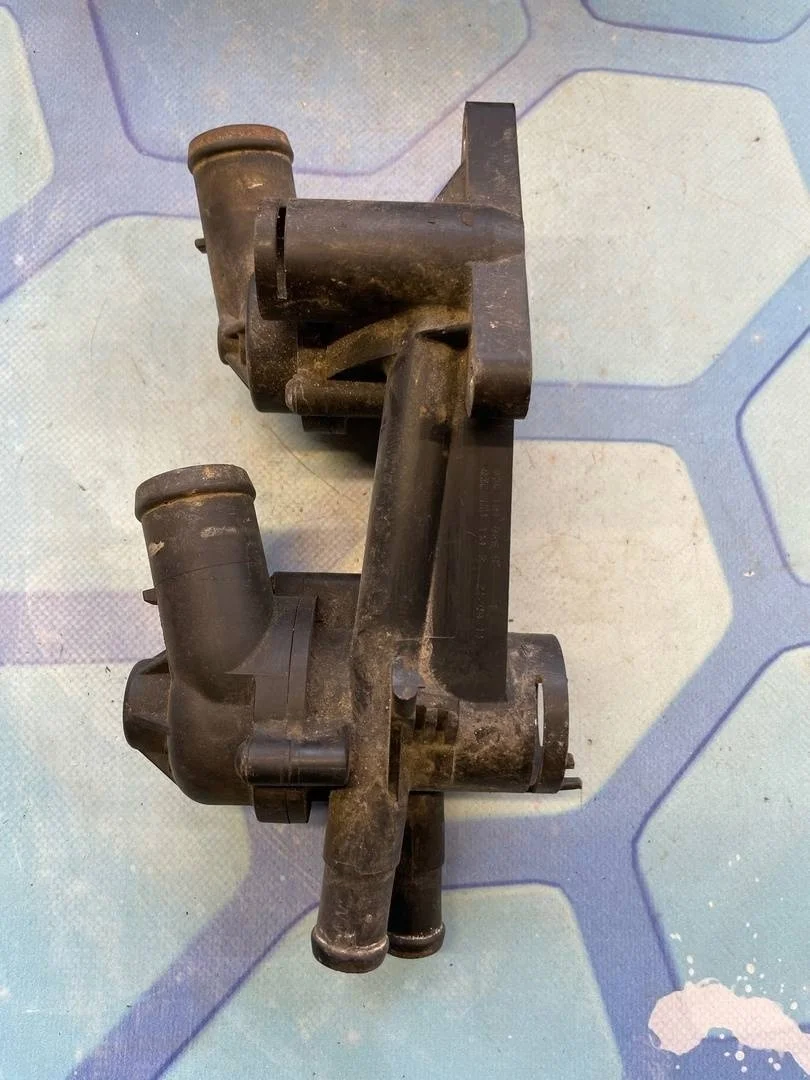 Корпус термостата VW Tiguan 1 2011-2016