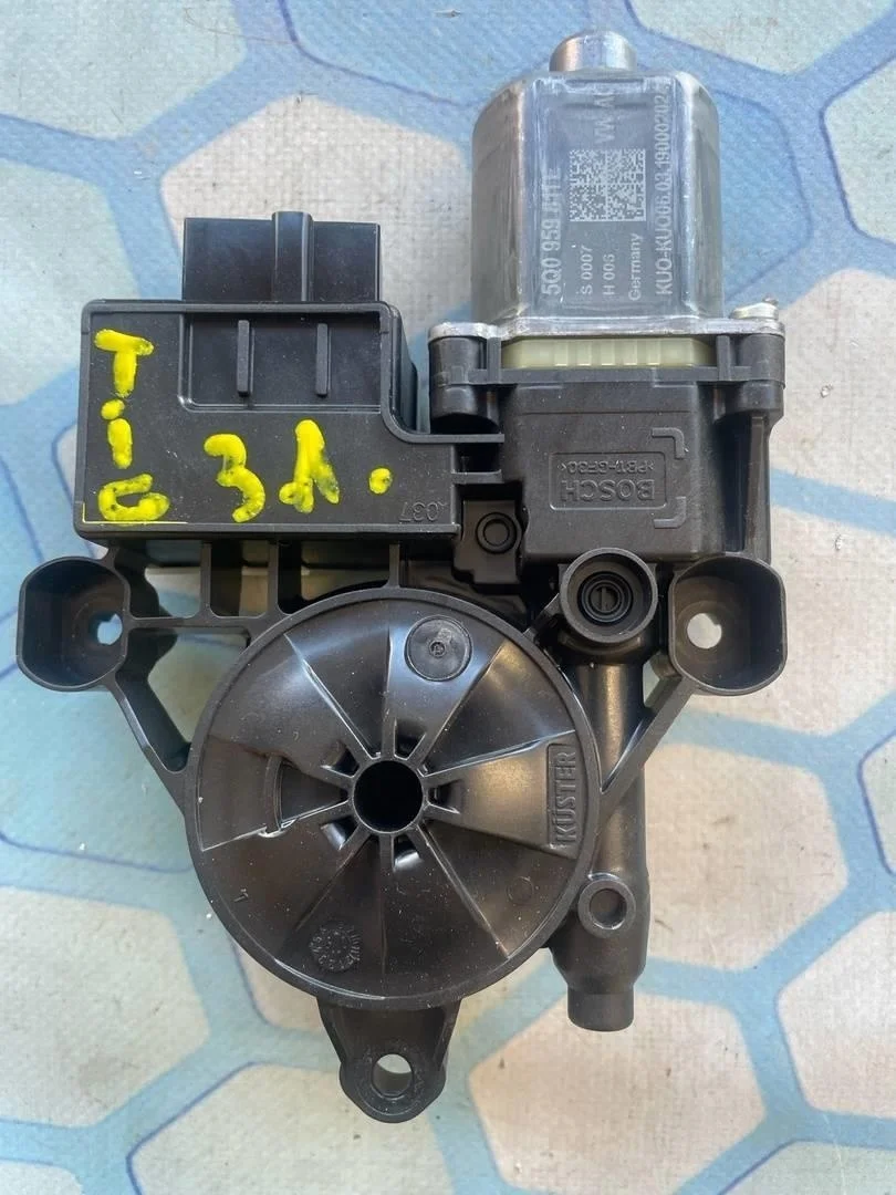 Моторчик стеклоподъемника задний левый VW Tiguan 2 2016-2021