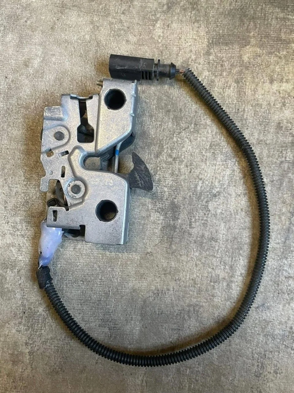 Замок капота VW Tiguan 2 2016-2021