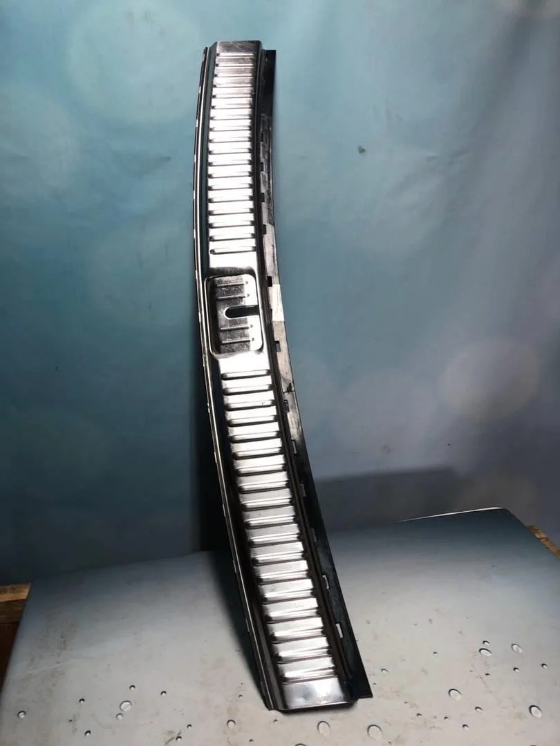 Накладка задней панели VW Touareg 2011-2018