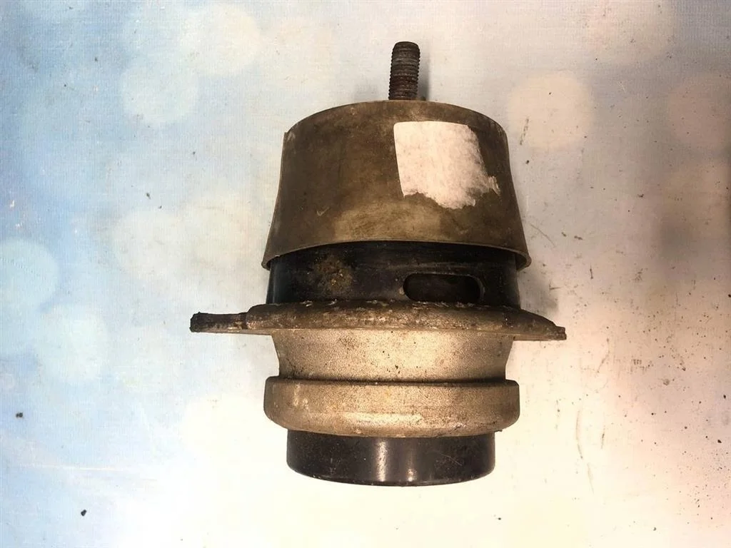 Опора двигателя VW Touareg 1 2002-2007