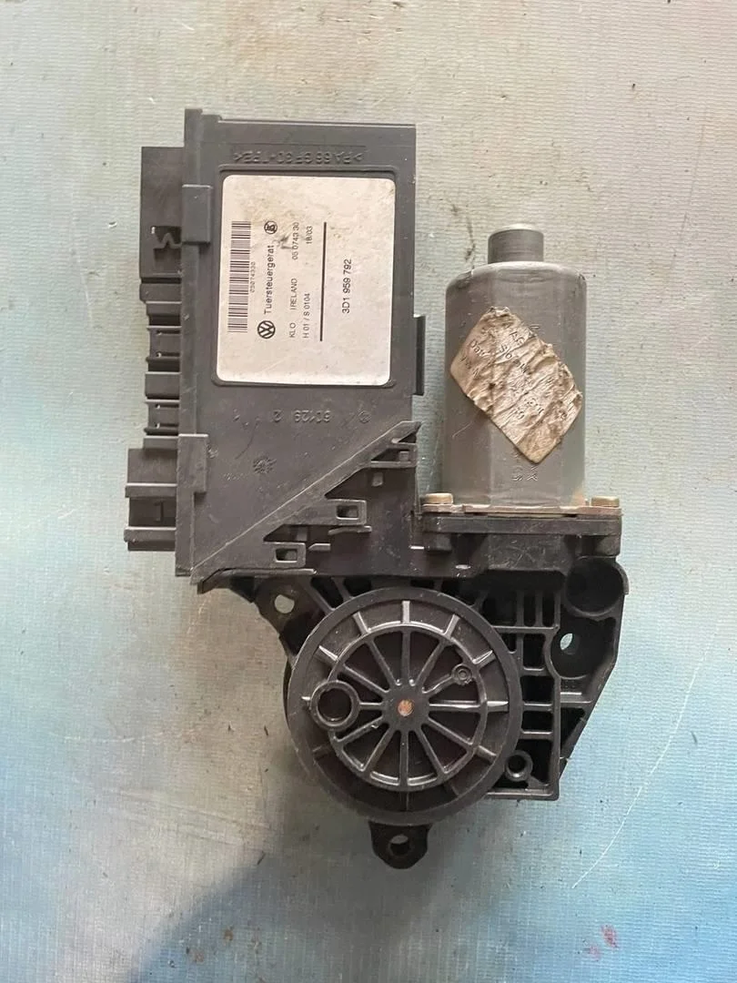 Моторчик стеклоподъемника передний правый VW Touareg 1 2002-2007