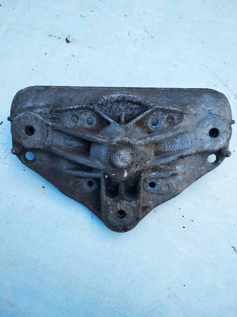 Опорный кронштейн амортизатора чашка VW Touareg 1 2002-2007