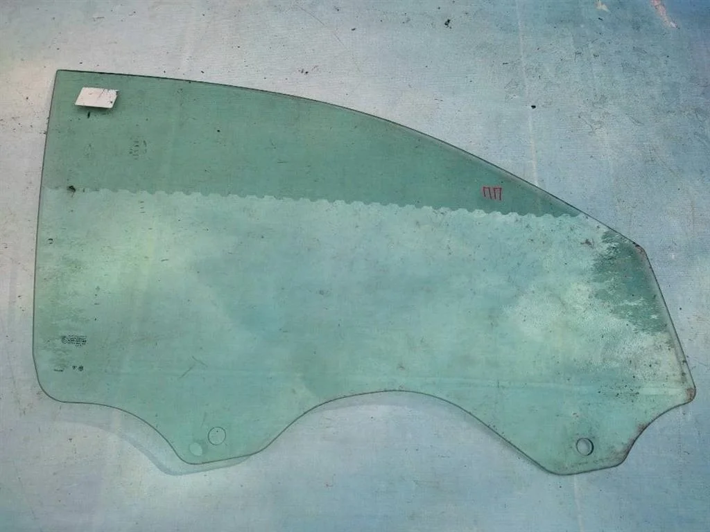 Стекло двери переднее правое VW Touareg 1 2002-2007