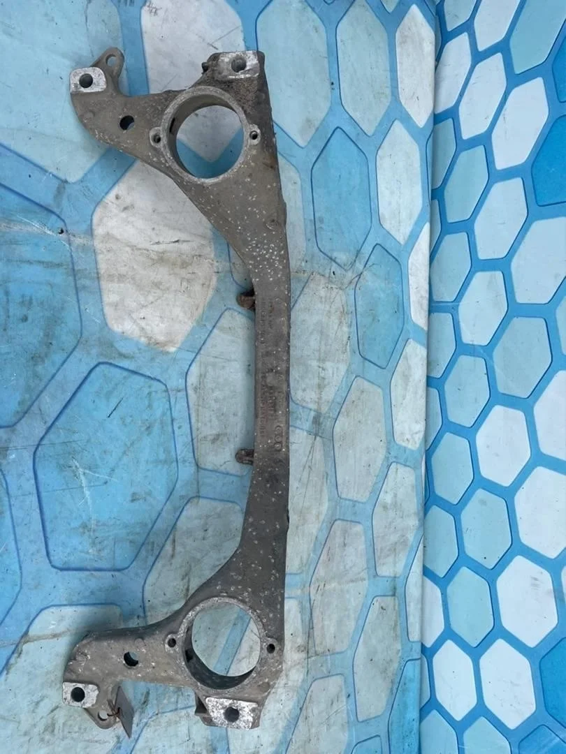 Балка передняя поперечная подрамник VW Touareg 1 2002-2007