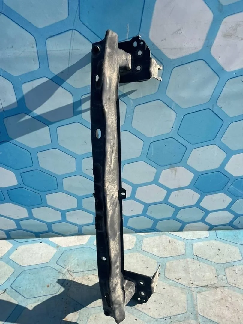 Усилитель бампера переднего VW Touareg 1 2002-2007