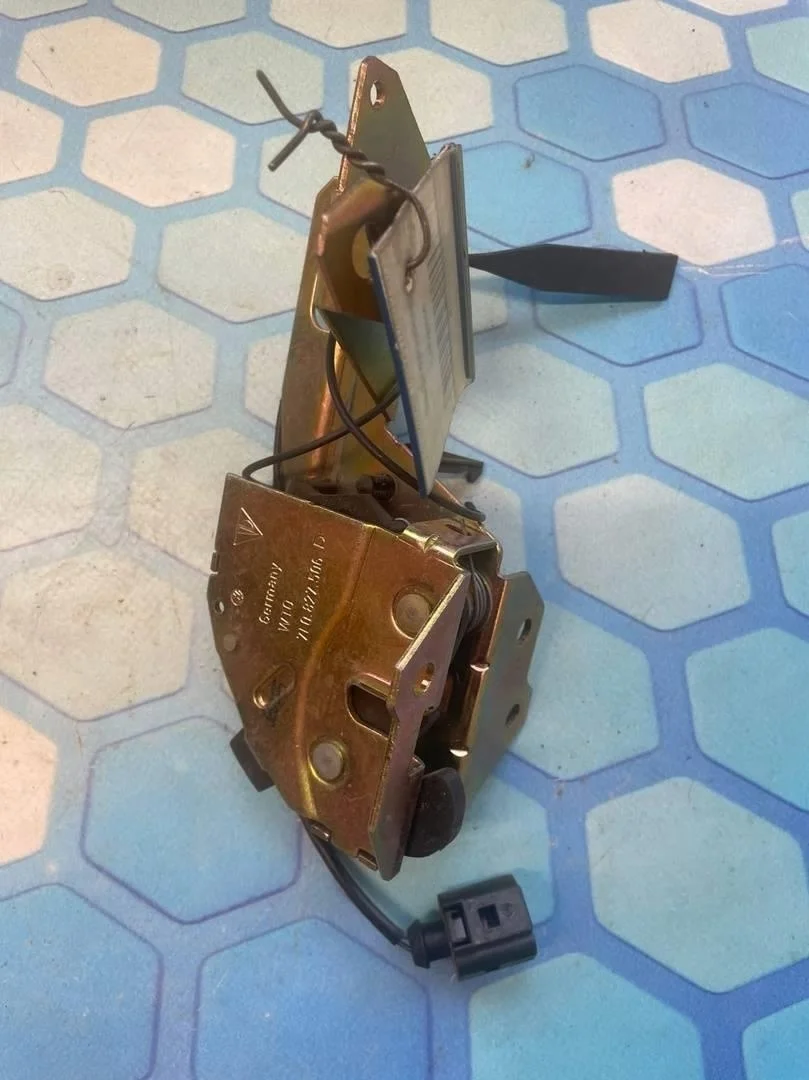 Замок багажника VW Touareg 1 2002-2007