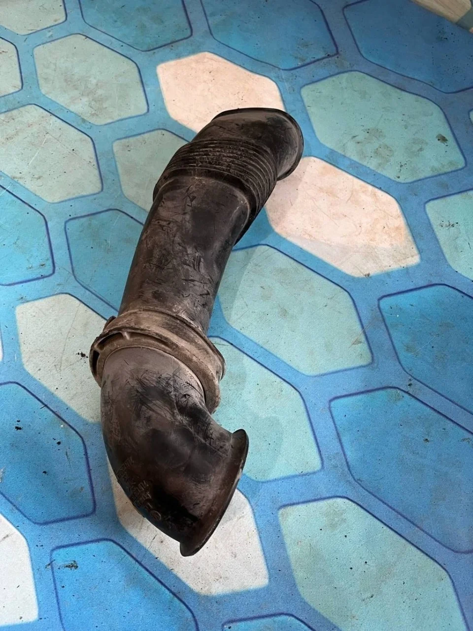 Патрубок воздушного фильтра VW Touareg 1 2002-2007