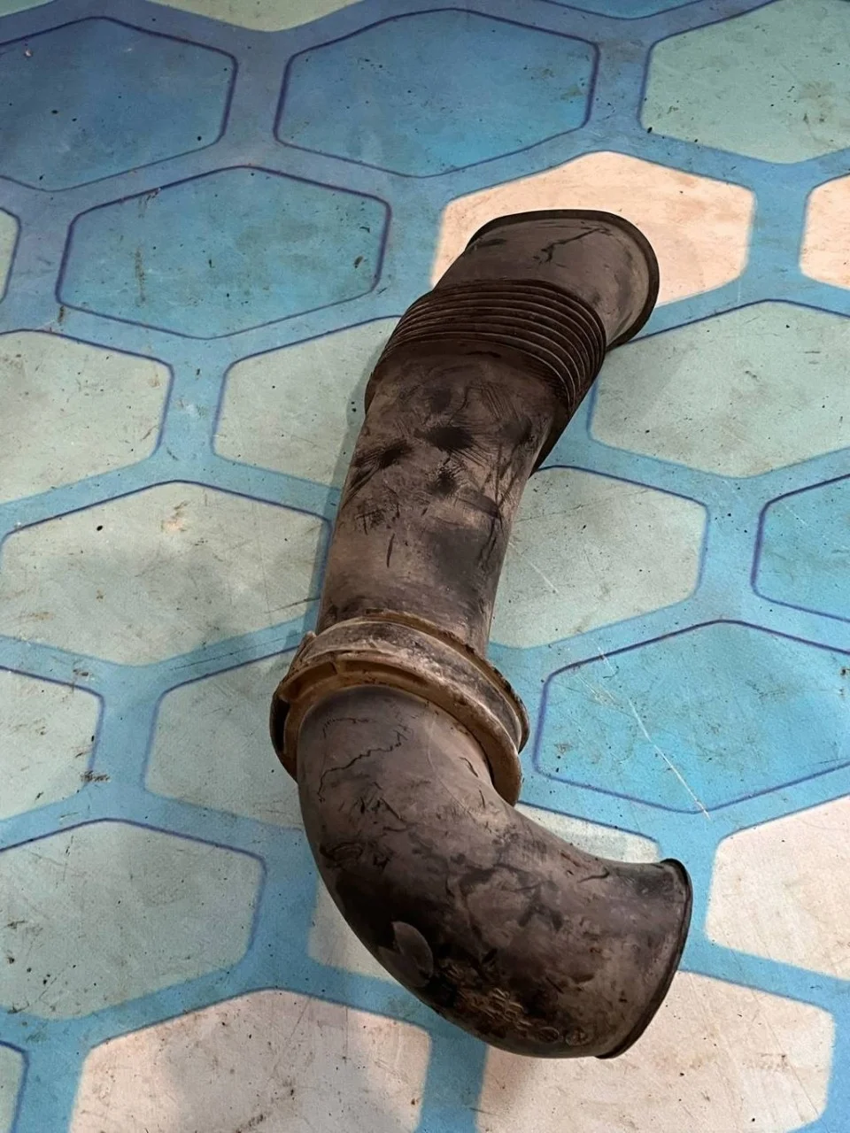 Патрубок воздушного фильтра VW Touareg 1 2002-2007