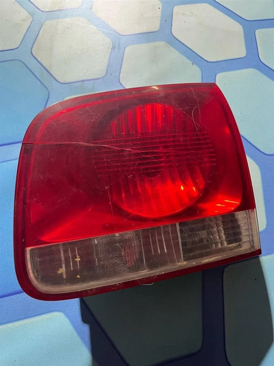 Фонарь задний внутренний правый VW Touareg 1 2002-2007