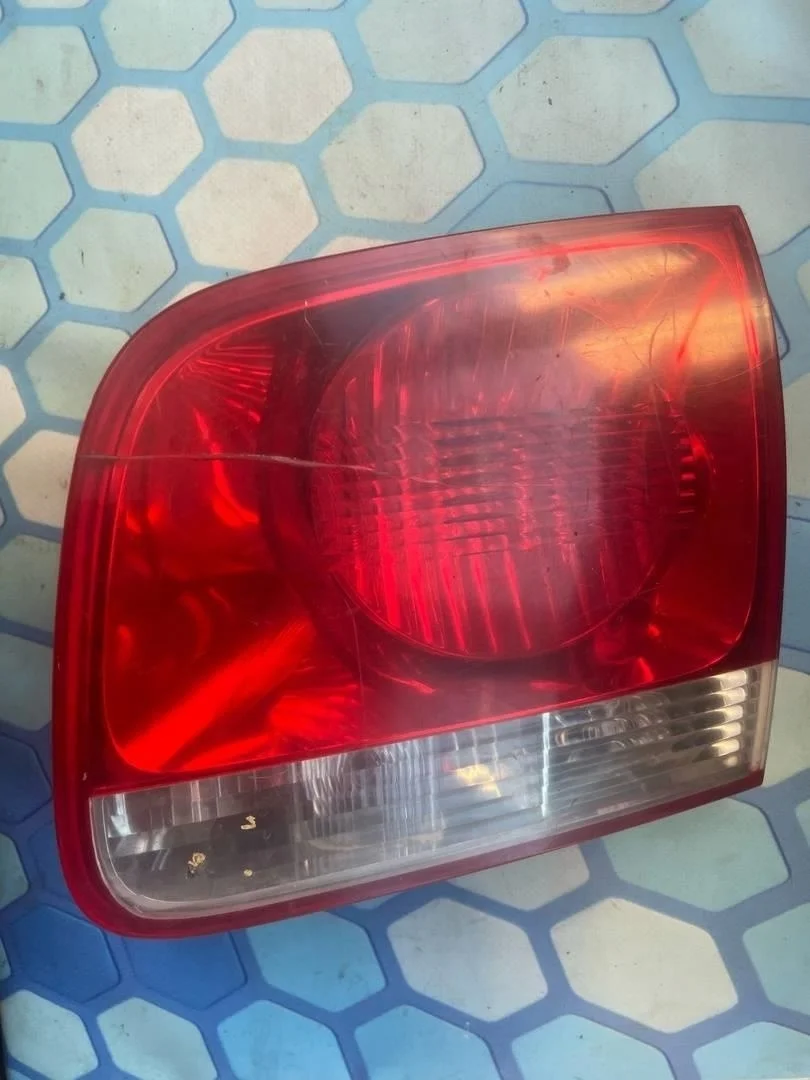 Фонарь задний внутренний правый VW Touareg 1 2002-2007