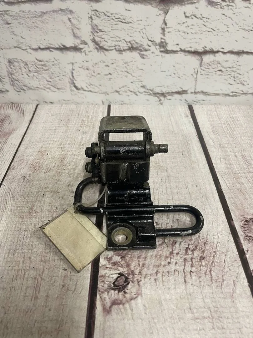 Петля двери нижняя передняя правая VW Touareg 1 2002-2007