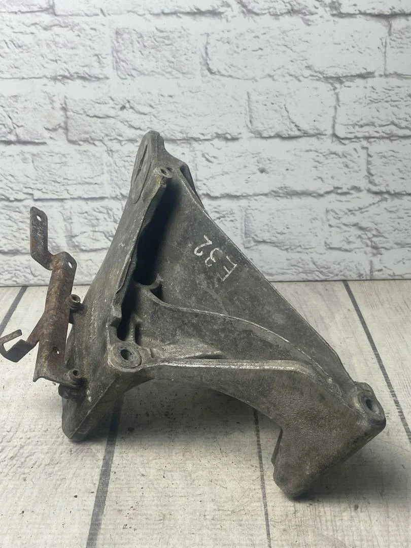 Кронштейн двигателя VW Touareg 1 2002-2007