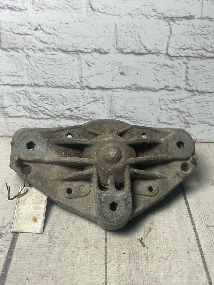 Опорный кронштейн амортизатора чашка VW Touareg 1 2002-2007