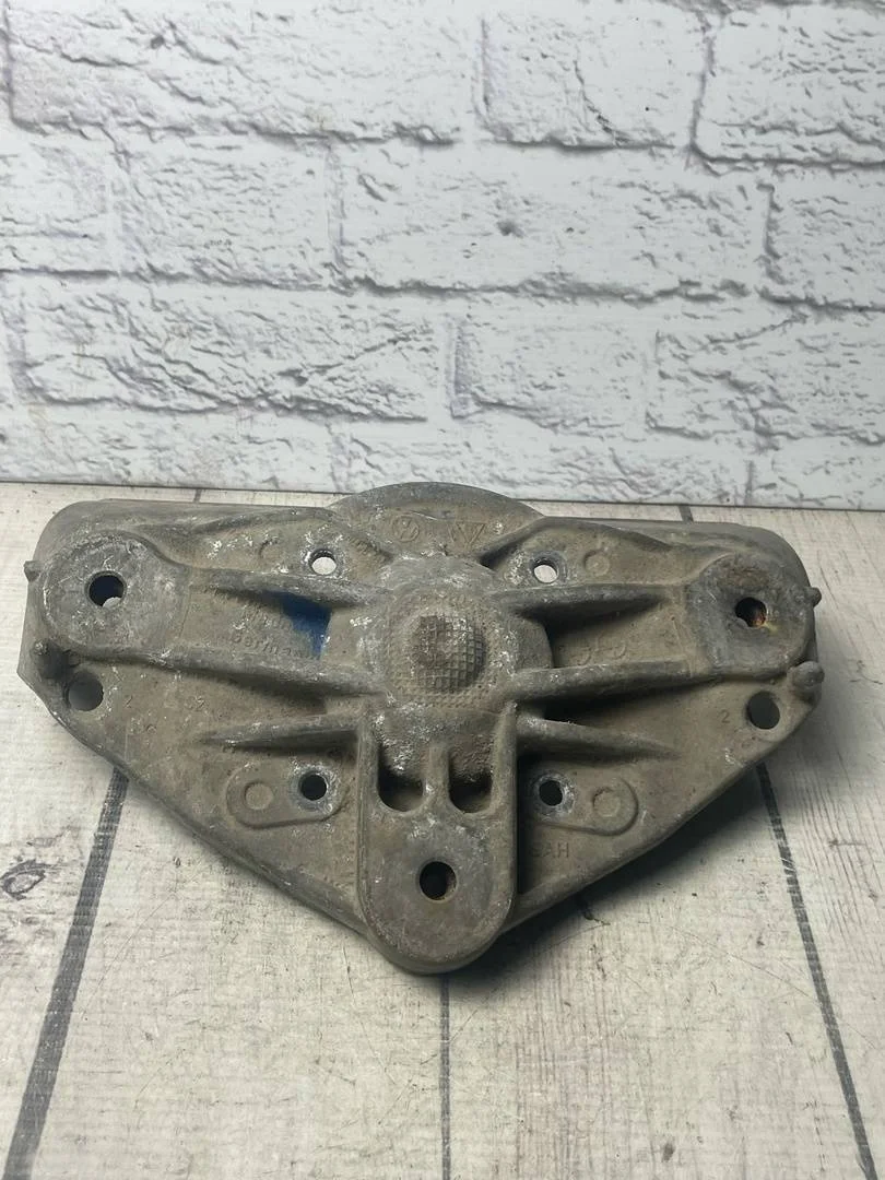 Опорный кронштейн амортизатора чашка VW Touareg 1 2002-2007