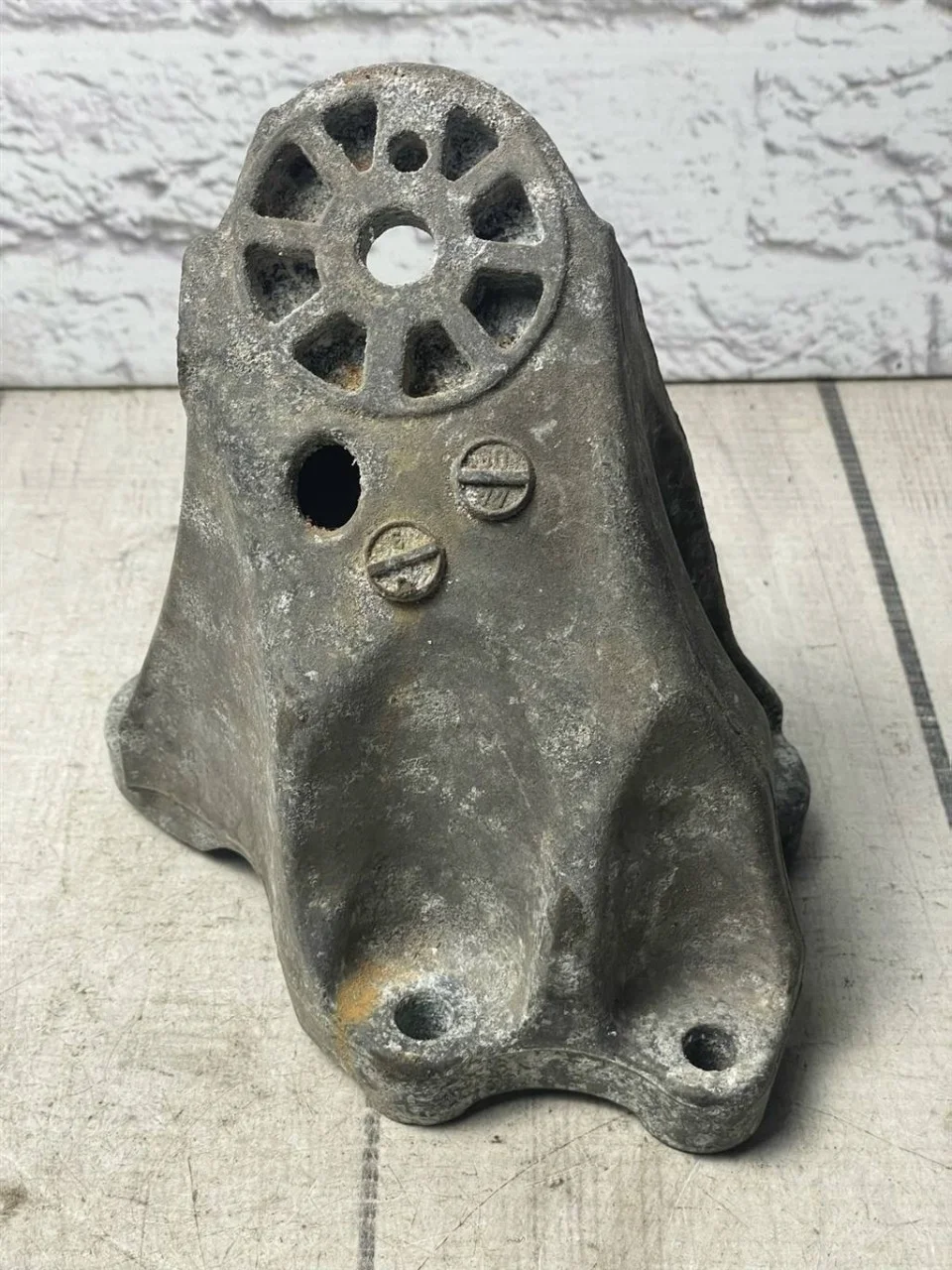 Кронштейн двигателя левый VW Touareg 1 2002-2007