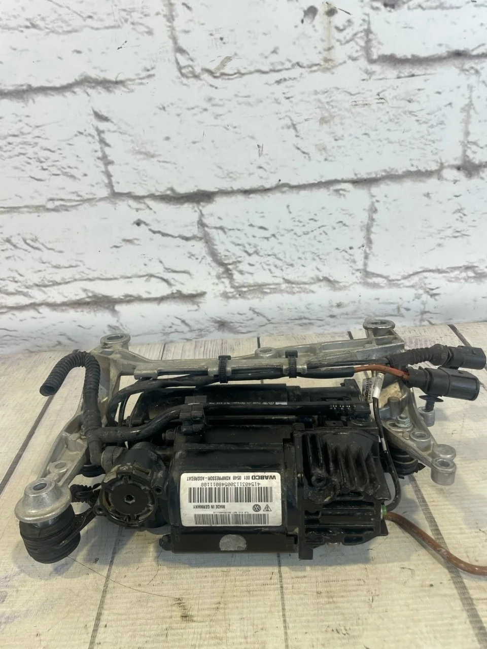 Компрессор пневмоподвески VW Touareg 1 2002-2007