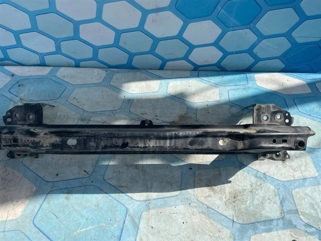 Усилитель бампера переднего VW Touareg 1 2007-2010