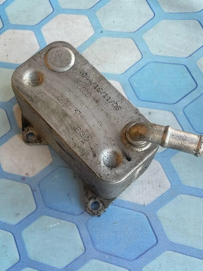 Радиатор масляный VW Touran 2003-2010