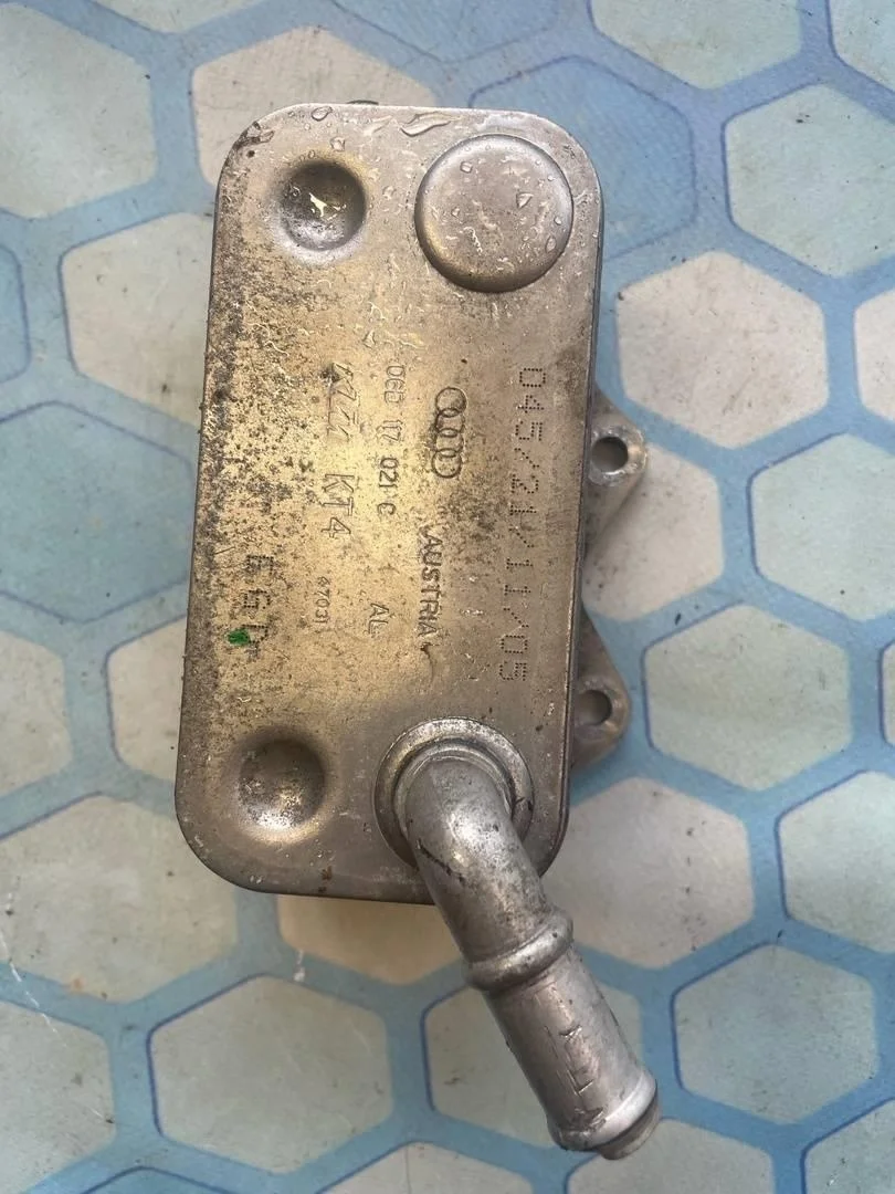 Радиатор масляный VW Touran 2003-2010