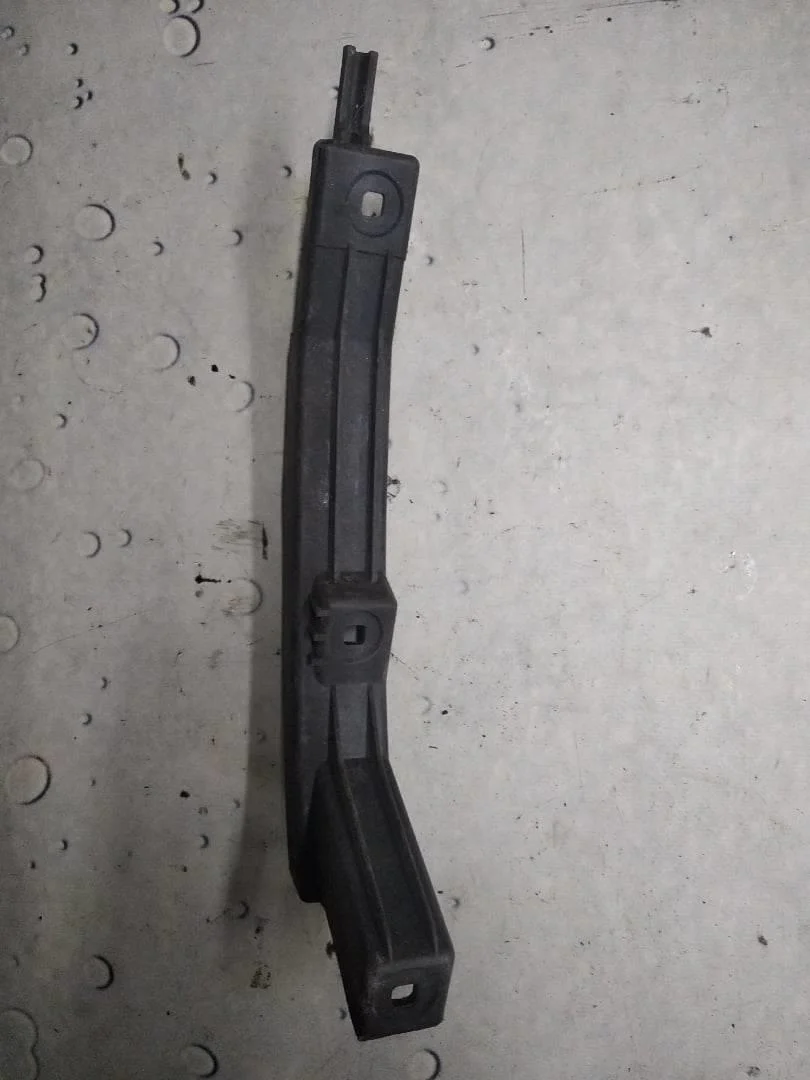 Направляющая бампера задняя правая Audi TT 1998-2006 8N3